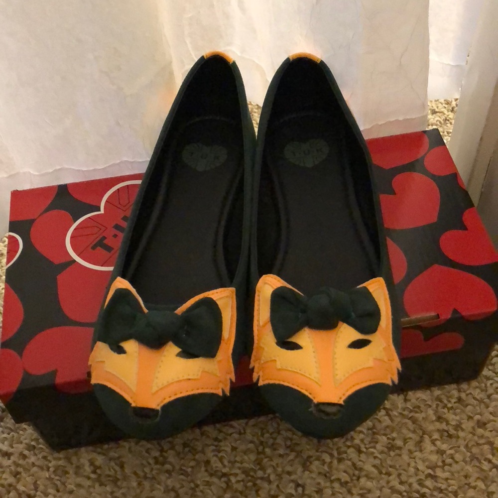 Adorable forest green fox flats